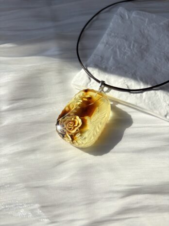 Wisiorek z bursztynem grawerowanym – koliber