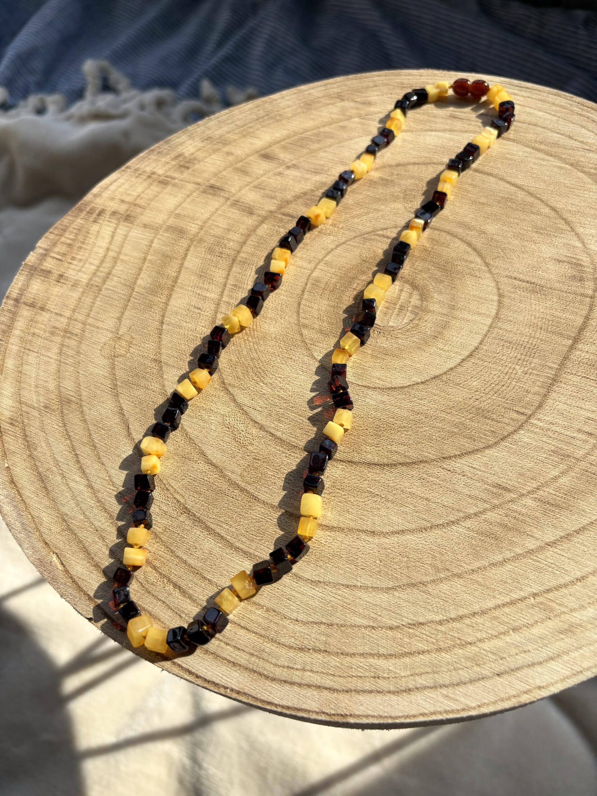 Wisiorek z bursztynem grawerowanym