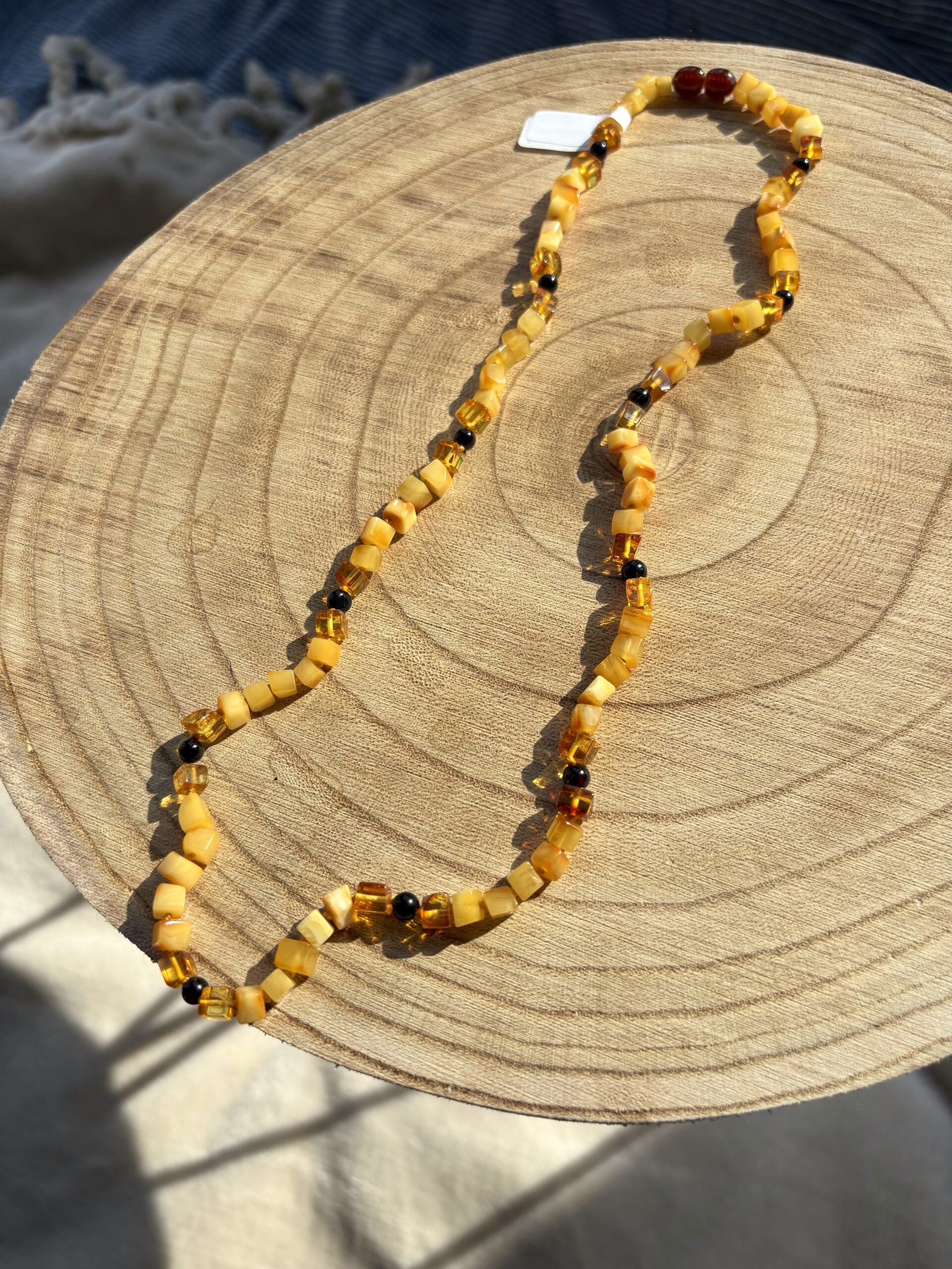 Wisiorek z naturalnym bursztynem