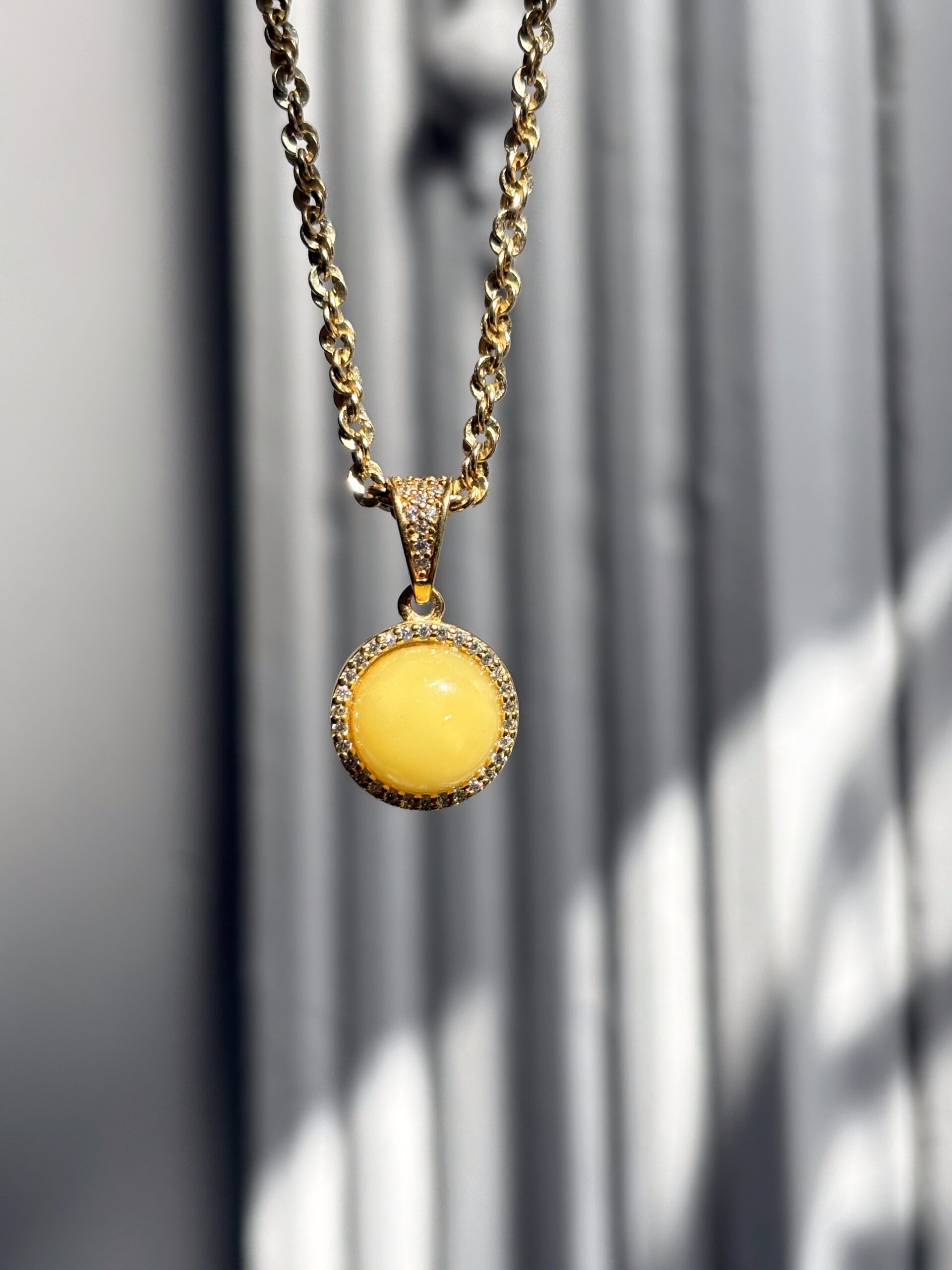 Kolczyki z bursztynem mlecznym i cyrkoniami