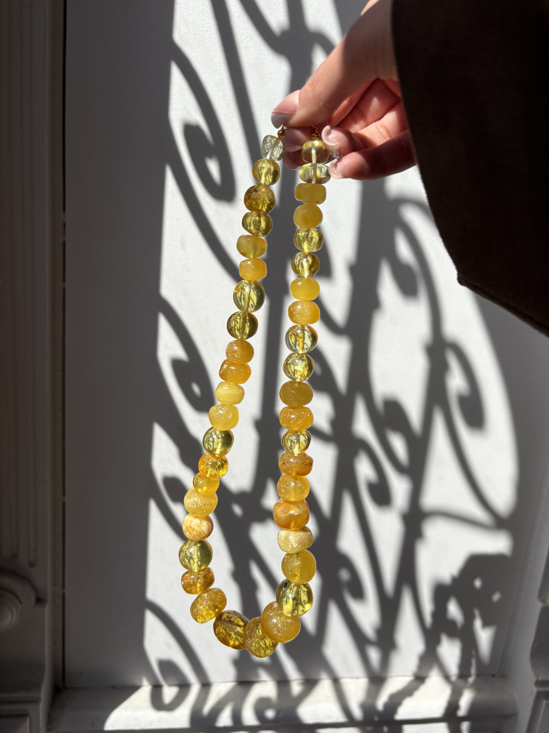 Wisiorek z bursztynem i cyrkoniami