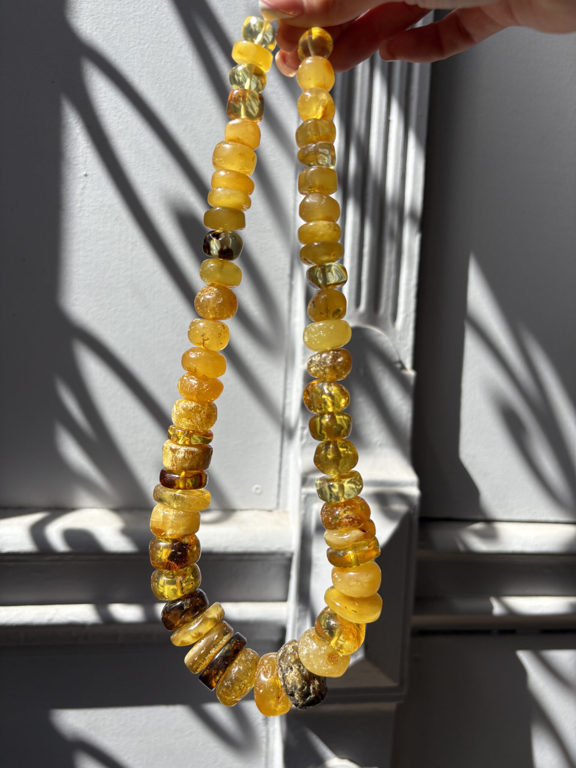 Wisiorek z bursztynem i cyrkoniami