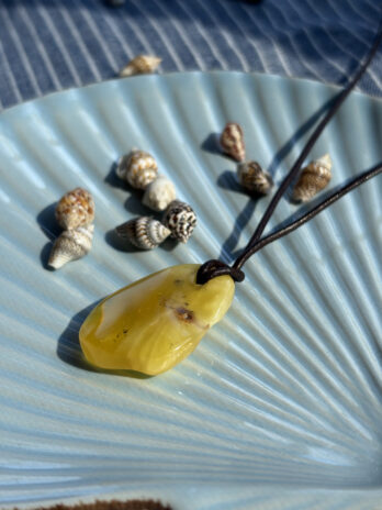 Naszyjnik na rzemieniu z bursztynem surowym lekko oszlifowanym Raw